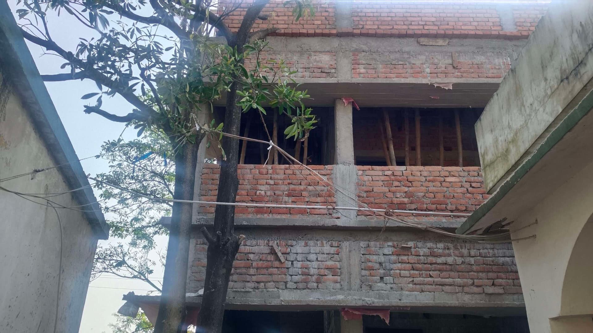 प्लस टू उवि में बन रहे अतिरिक्त कमरे की गुणवत्ता पर उठे सवाल