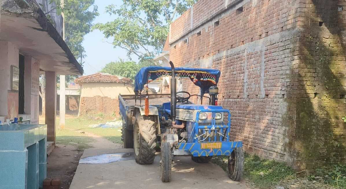 पुलिस ने अवैध बालू लोड ट्रैक्टर को किया जब्त