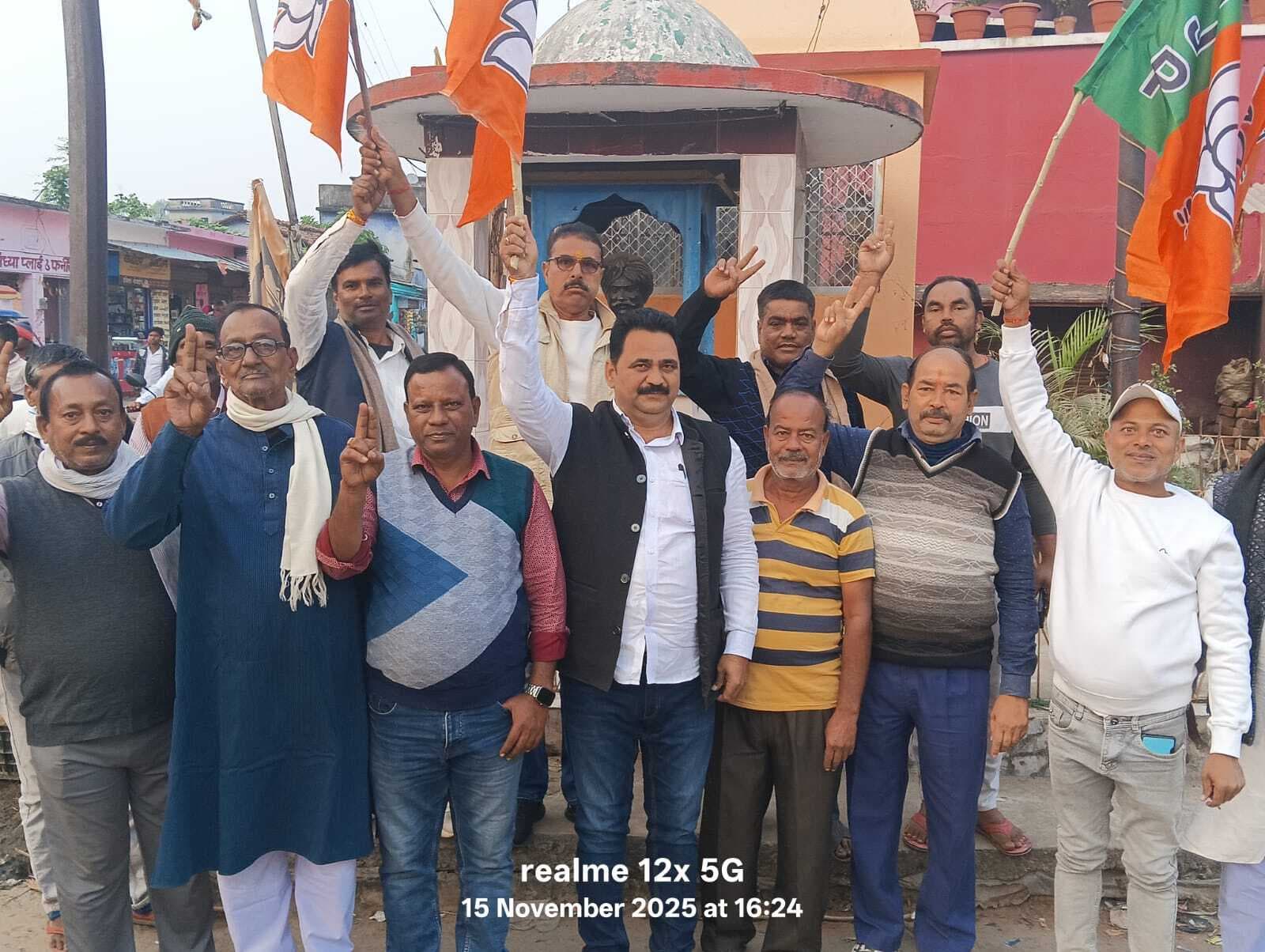 बिहार में एनडीए की जीत पर करौं भाजपाइयों ने मनाया जश्न