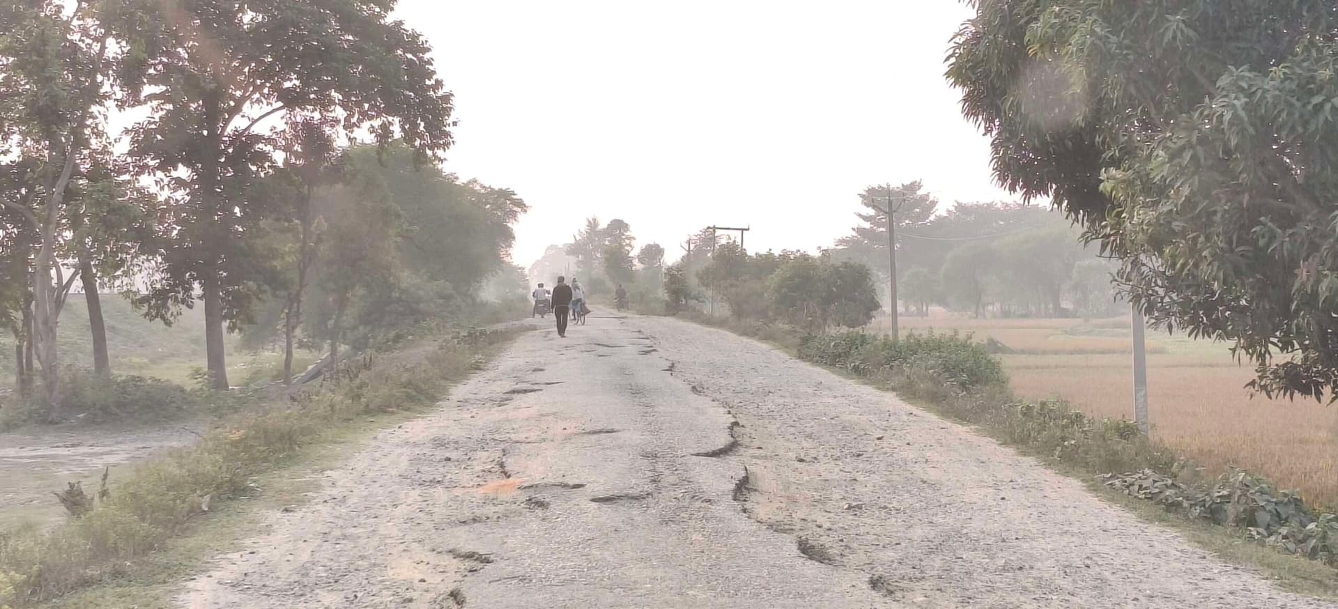जर्जर सड़क से पैदल चलना भी हो रहा मुश्किल
