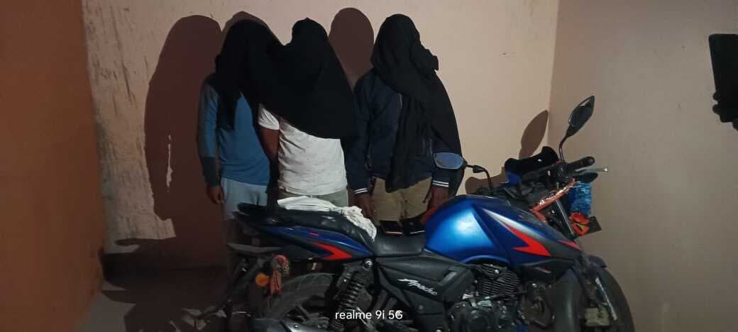 पुलिस ने कट्टा व कारतूस के साथ बाइक सवार तीन अपराधियों को किया गिरफ्तार