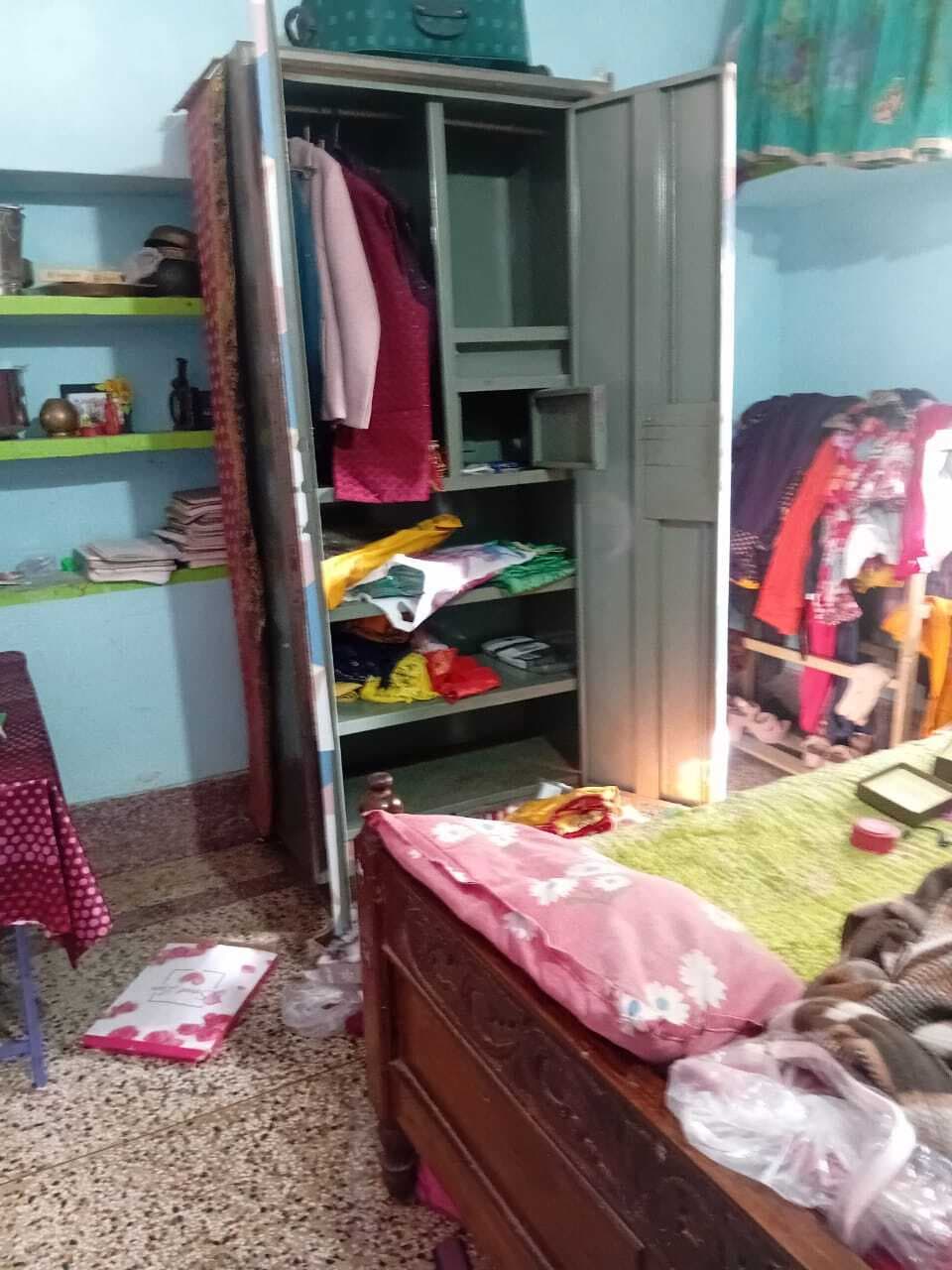 Deoghar News : सिमरिया में घर की खिड़की तोड़कर लाखों के जेवरात ले उड़े चोर Deoghar News : सिमरिया में घर की खिड़की तोड़कर लाखों के जेवरात ले उड़े चोर