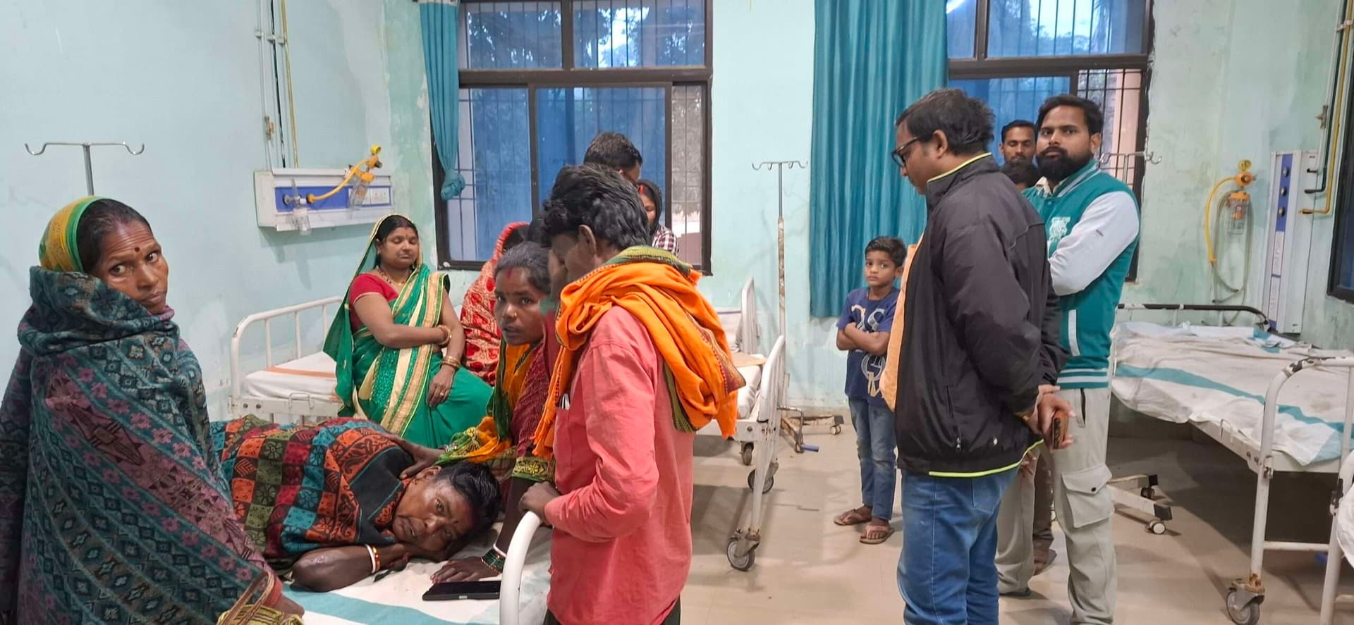 ई-रिक्शा पलटने से चार लोग घायल, दो की हालत गंभीर