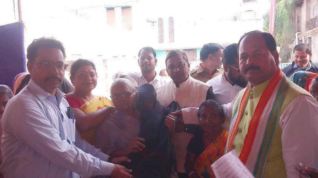 लाभुकों के बीच जाति व पेंशन प्रमाण पत्र वितरित