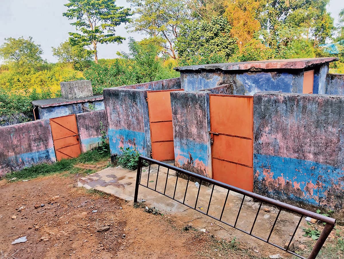 West Singbhum News : रोवाऊली का प्राथमिक विद्यालय जर्जर, जान जोखिम में डाल बैठ रहे बच्चे