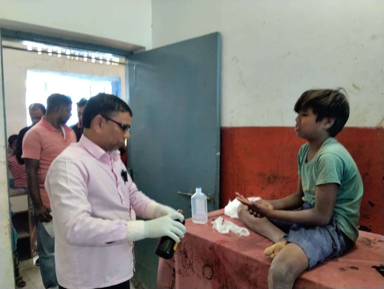 चारा काटने की मशीन में हाथ जाने से एक बालक हुआ जख्मी