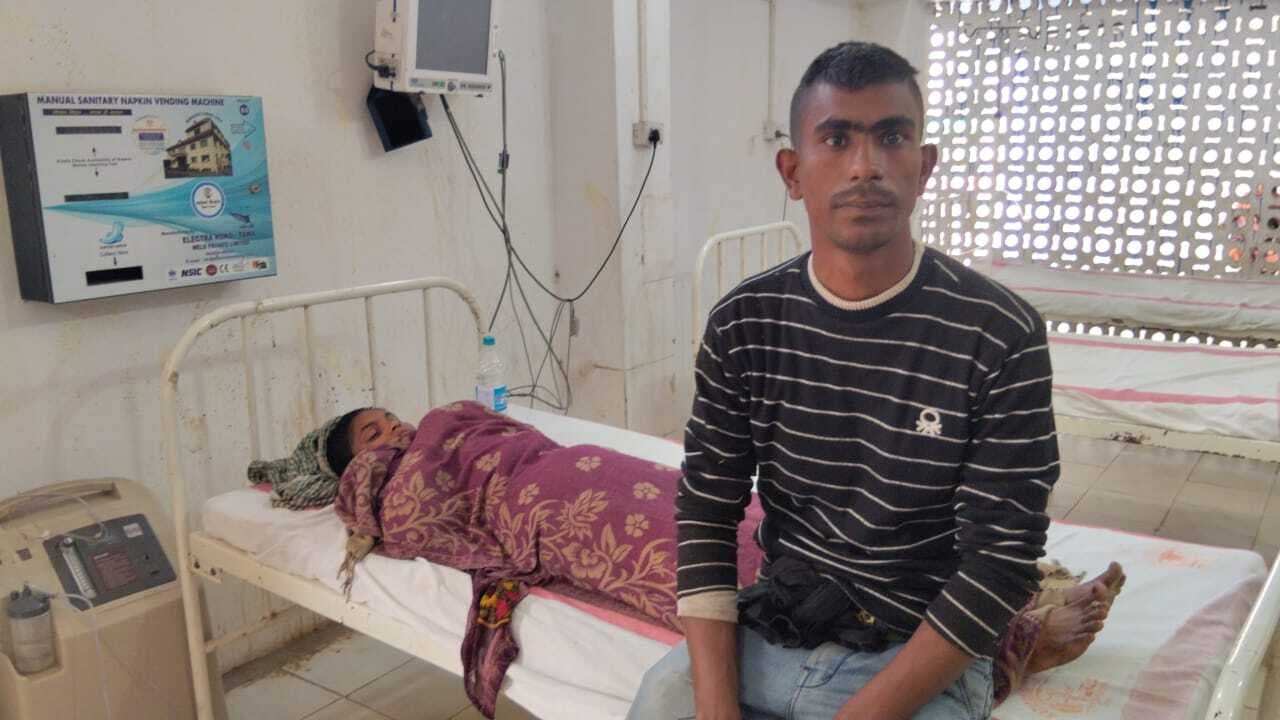 बालू उठाव की सूचना देने के आरोप में तस्करों ने पति-पत्नी को पीटकर किया जख्मी, रेफर