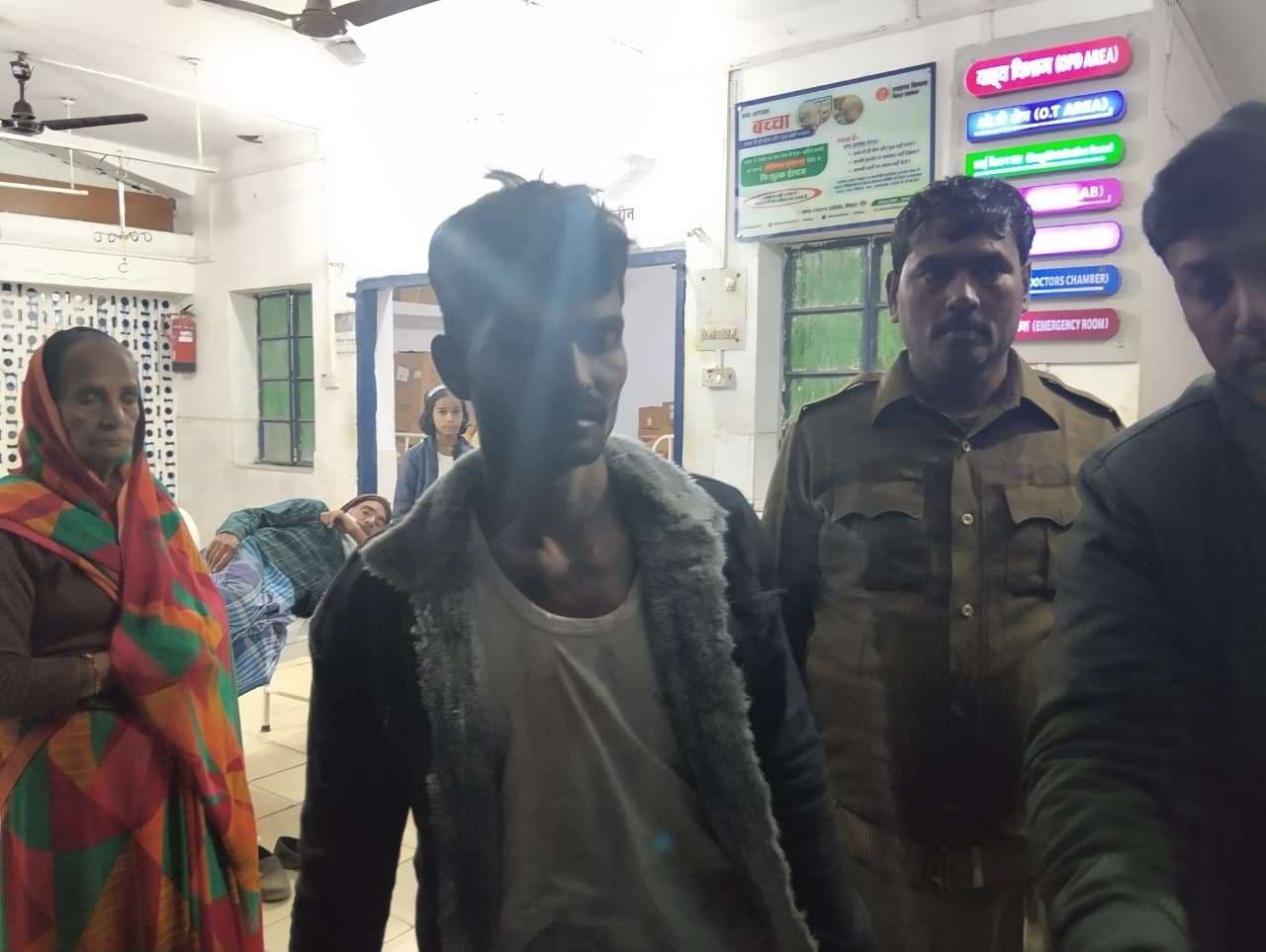 दानपेटी तोड़ चोरी करते चोर को ग्रामीणों ने पकड़ कर पुलिस सौंपा