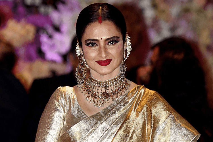 Rekha Comeback: क्या फिर से बड़े पर्दे पर जलवा बिखेरेंगी रेखा? इस बड़े एक्टर ने कर दिया खुलासा