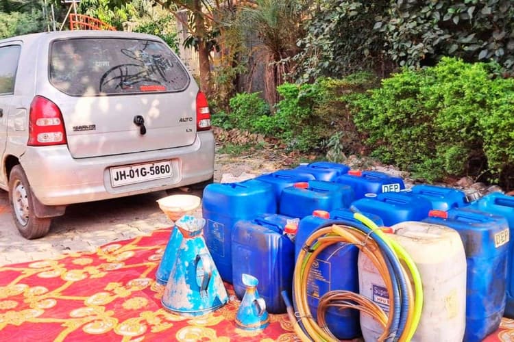 रामगढ़ में लाइन होटल के पास हाईवा-ट्रकों से डीजल चोरी करने वाले गिरोह का पर्दाफाश, 4 गिरफ्तार