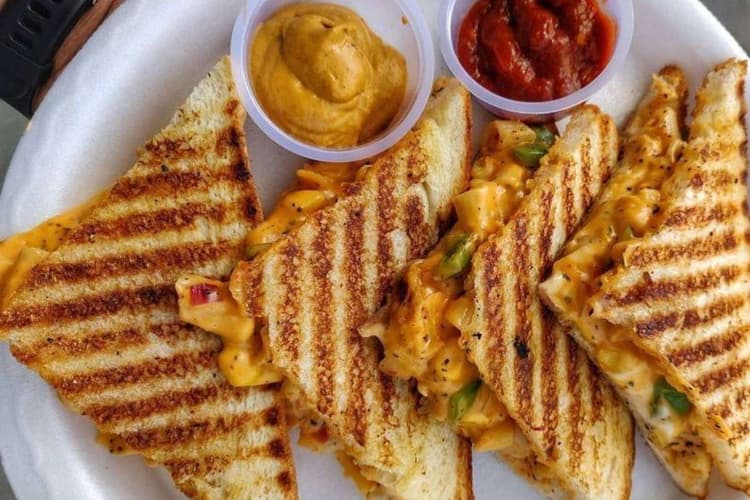 Grilled Paneer Sandwich Recipe: मिनटों में बनाएं ग्रिल्ड पनीर सैंडविच और नाश्ते का मजा करें दोगुना