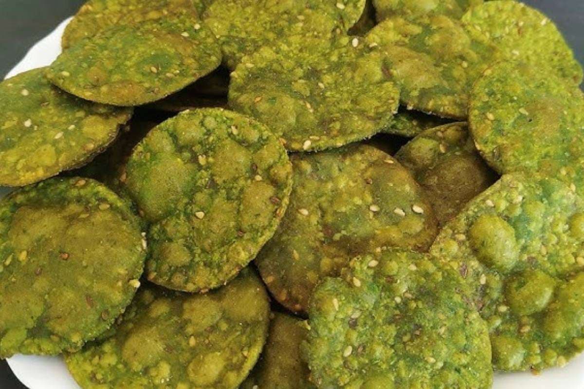 How to make Crispy Palak Papdi at Home