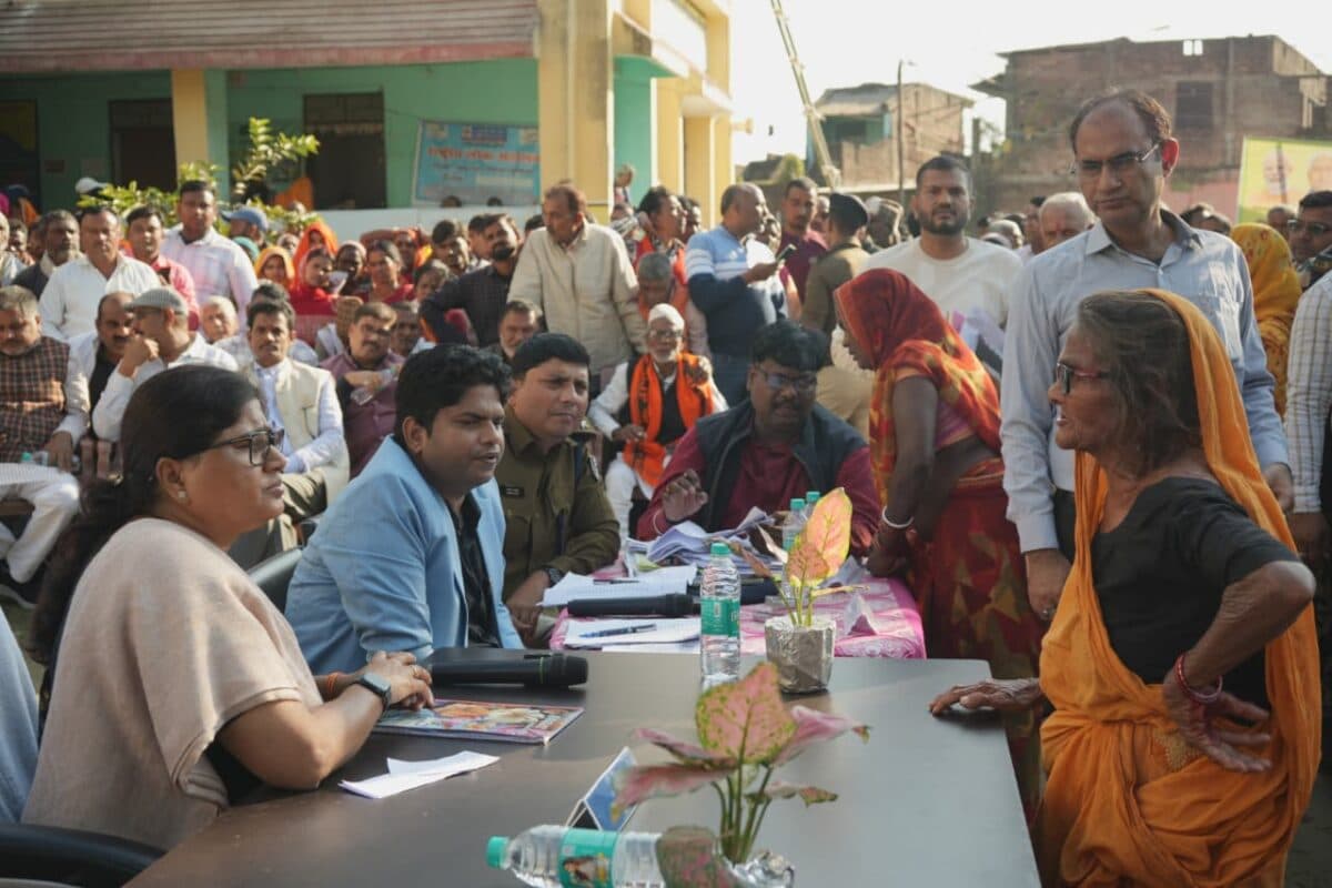 Minister for Food and Consumer Protection of Bihar Leshi Singh Listening Complaints