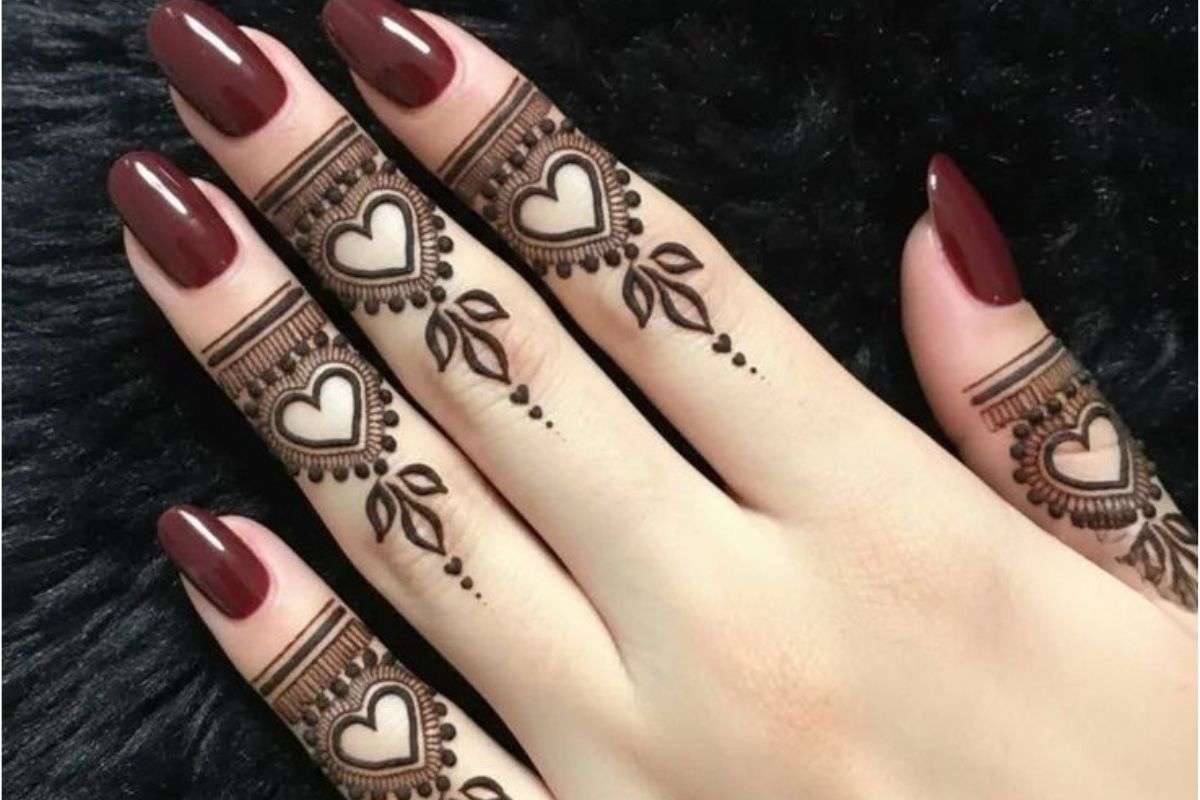 New Year Special Mehndi Design 2026: पार्टी लुक के लिए 5 मिनट में बनाएं ये 5 ट्रेंडी और ग्लॉसी मेहंदी डिजाइन New Year Special Mehndi Design 2026: पार्टी लुक के लिए 5 मिनट में बनाएं ये 5 ट्रेंडी और ग्लॉसी मेहंदी डिजाइन