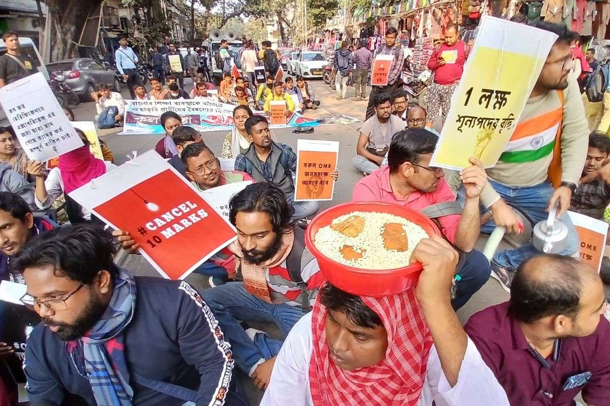 सिर पर मुढ़ी, समोसा और पकौड़ा रखकर एसएससी के अभ्यर्थियों ने किया विरोध प्रदर्शन. फोटो : प्रभात खबर सिर पर मुढ़ी, समोसा और पकौड़ा रखकर एसएससी के अभ्यर्थियों ने किया विरोध प्रदर्शन. फोटो : प्रभात खबर
