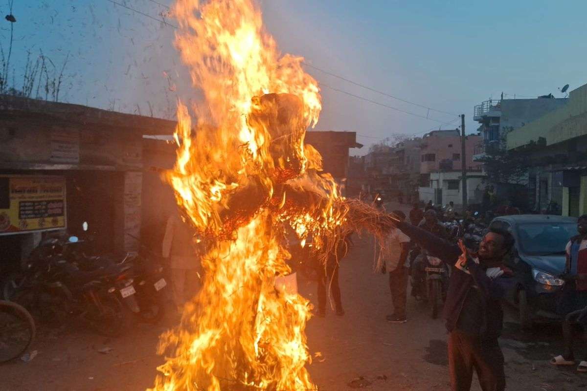 Villagers Burnt Jharkhand CM Effigy at Badam Hazaribagh Villagers Burnt Jharkhand CM Effigy at Badam Hazaribagh