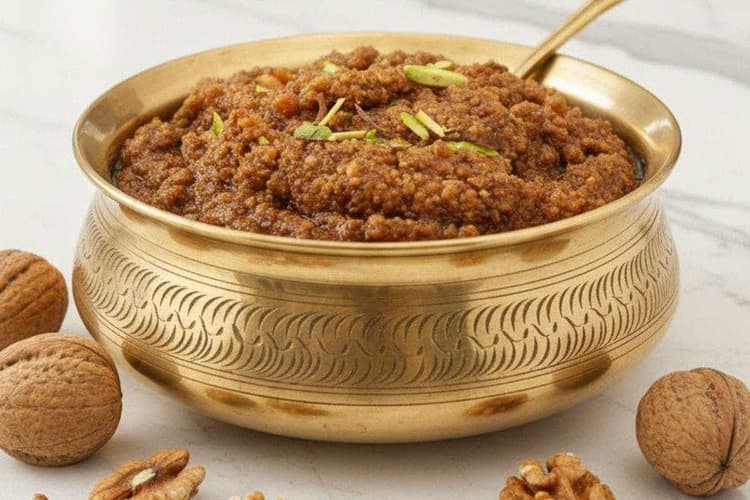 Walnut Halwa Recipe: सर्दियों में बनाएं गरमा गरम और पौष्टिक अखरोट हलवा, स्वाद और हेल्थ दोनों के लिए परफेक्ट