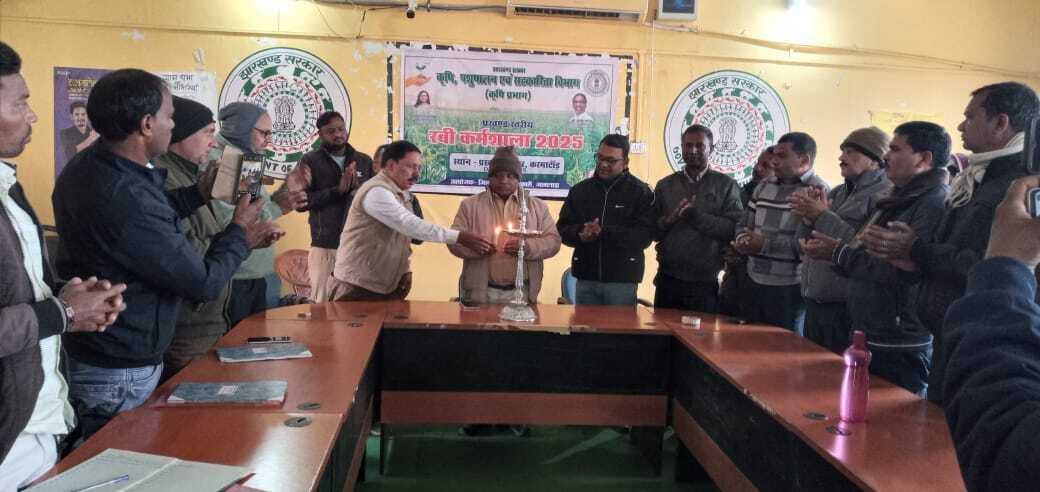 डीएओ ने रबी कर्मशाला में किसानों के बीच बीज का किया वितरण