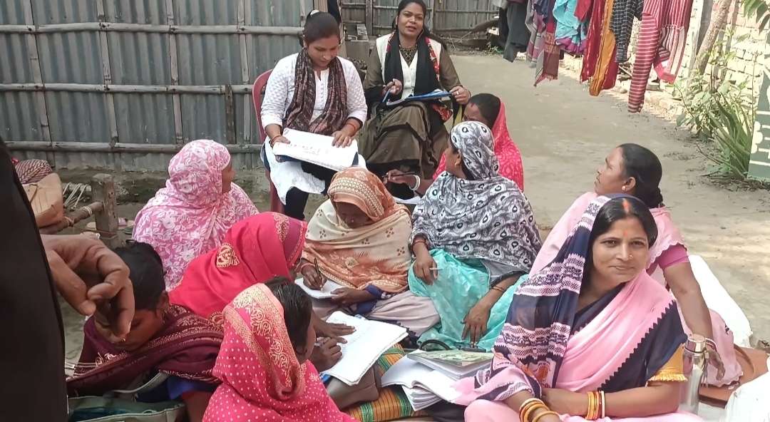 आशा के साथ बैठक में स्वास्थ्य योजनाओं की समीक्षा