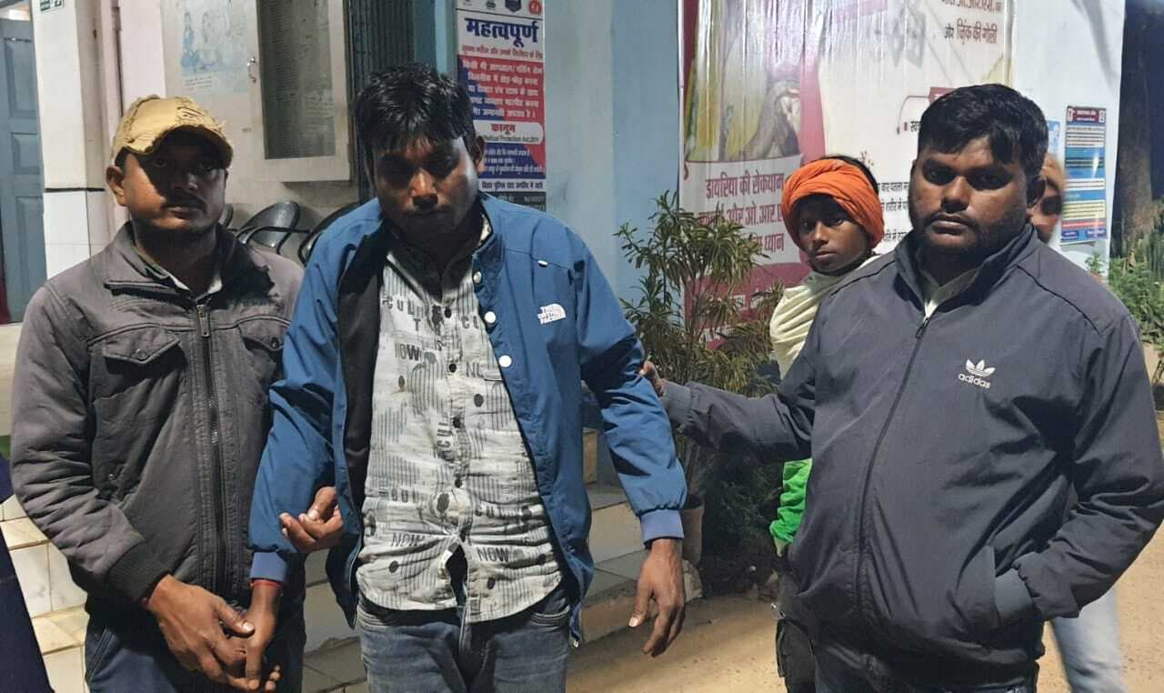 सनकी चचेरा भाई ने युवक के पेट में मारा चाकू, देवघर रेफर