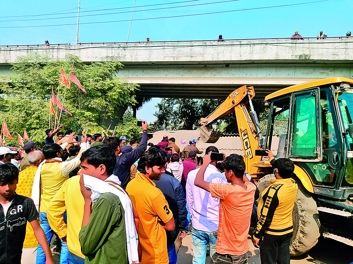 Begusarai News : एनएच-31 किनारे झोंपड़पट्टी को बुलडोजर ने रौंदा, आंखों के सामने उजड़े आशियाने