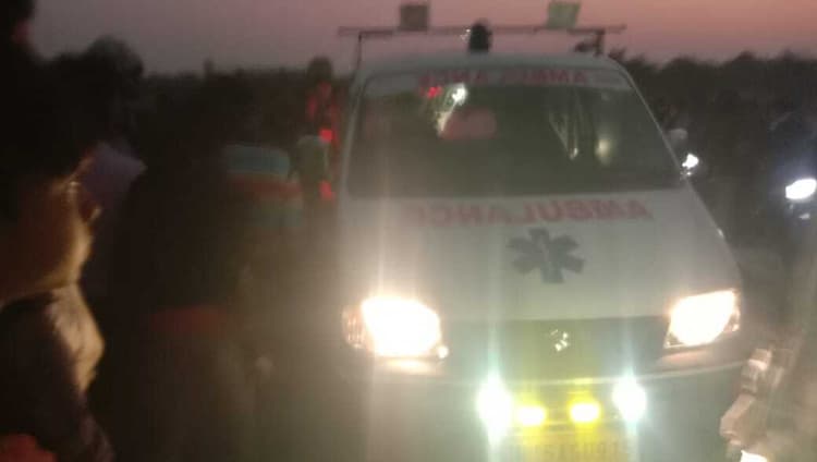 दो बाइक में आमने-सामने की टक्कर, तीन घायल