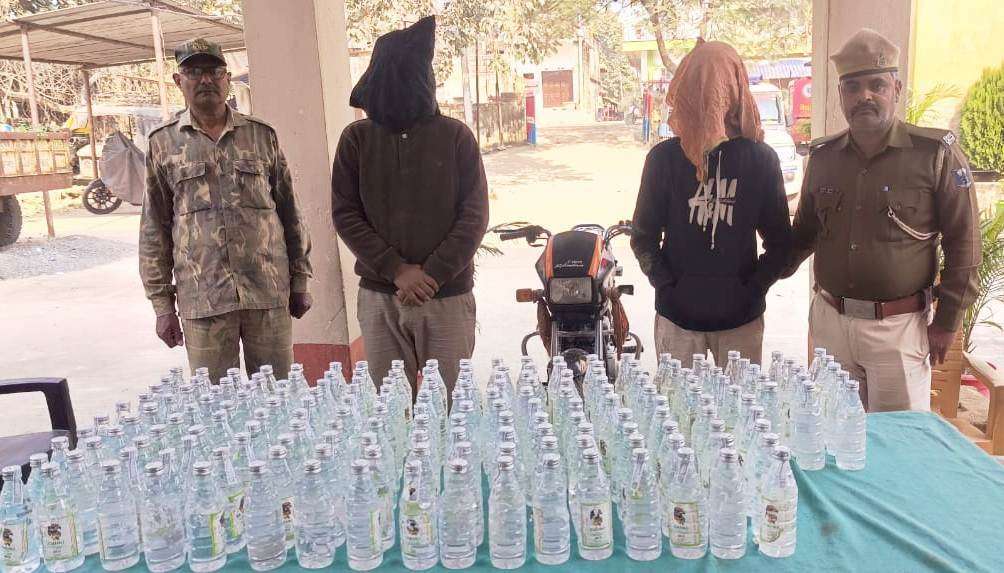 185 बोतल शराब के साथ दो गिरफ्तार, बाइक जब्त