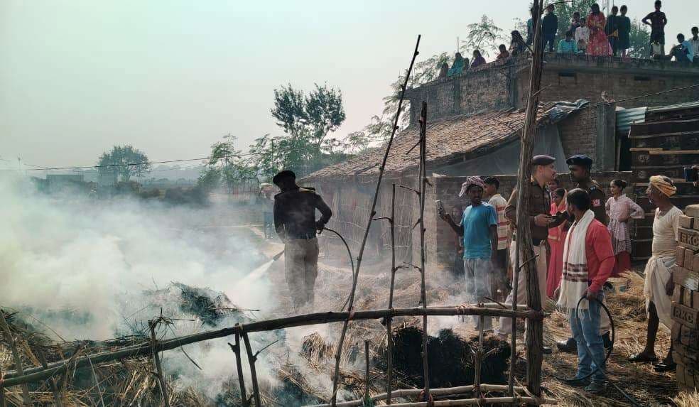 फूस की झोपड़ी में लगी आग, सामान सहित नगदी जलकर राख