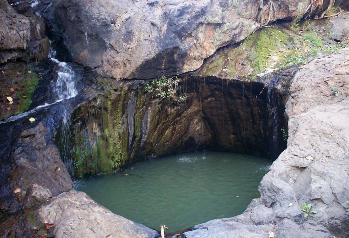 Bokaro News : लोगों को आकर्षित करता इंद्रकुआंं का प्राकृतिक दृश्य