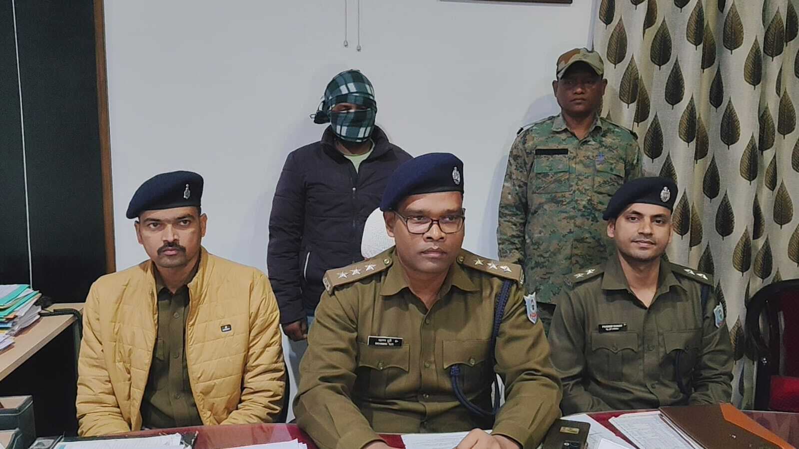 Chaibasa News : रिटायर बैंककर्मी से ठगी मामले में दूसरा साइबर ठग पाकुड़ से गिरफ्तार