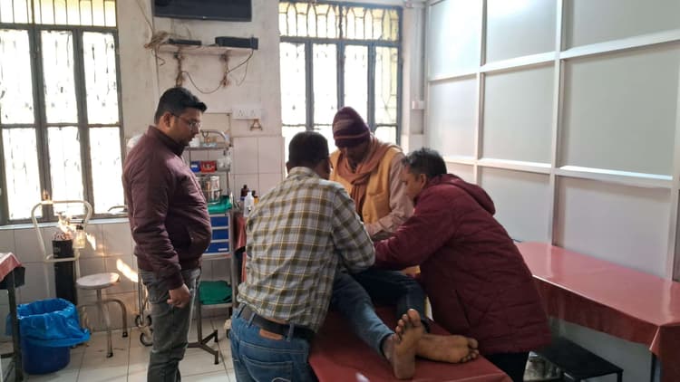 स्कूल बस की चपेट में आने से किशोर घायल, रेफर