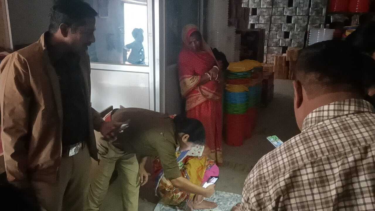 ससुराल में फंदे से लटकता मिला युवती का शव, पति हिरासत में