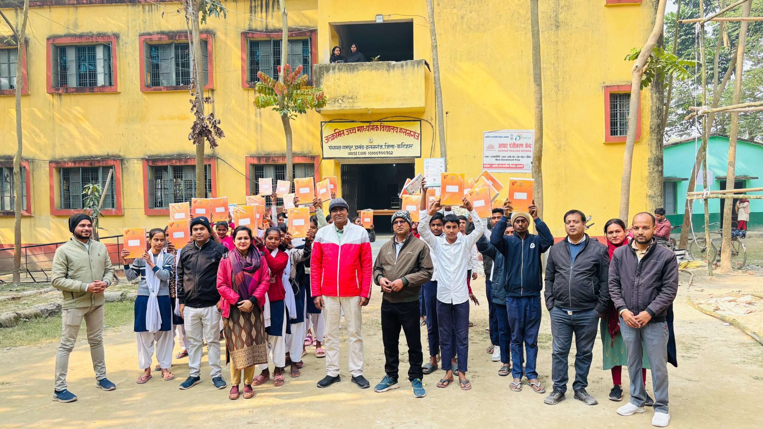 छात्र-छात्राओं के बीच कॉपी का किया वितरण
