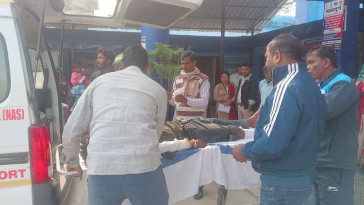 कार की टक्कर से बाइक सवार दो व्यक्ति जख्मी, रेफर