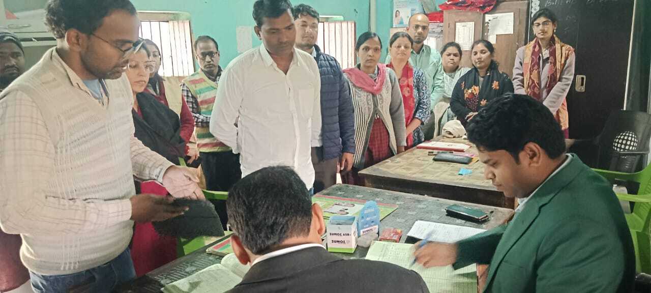 बिरंची मंडल उच्च माध्यमिक विद्यालय में घटिया कंप्यूटर व बेंच-डेस्क देख बिफरे एसडीएम