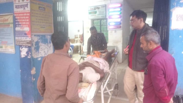 बाइक के धक्के से टोटो सवार वृद्ध समेत दो जख्मी, रेफर