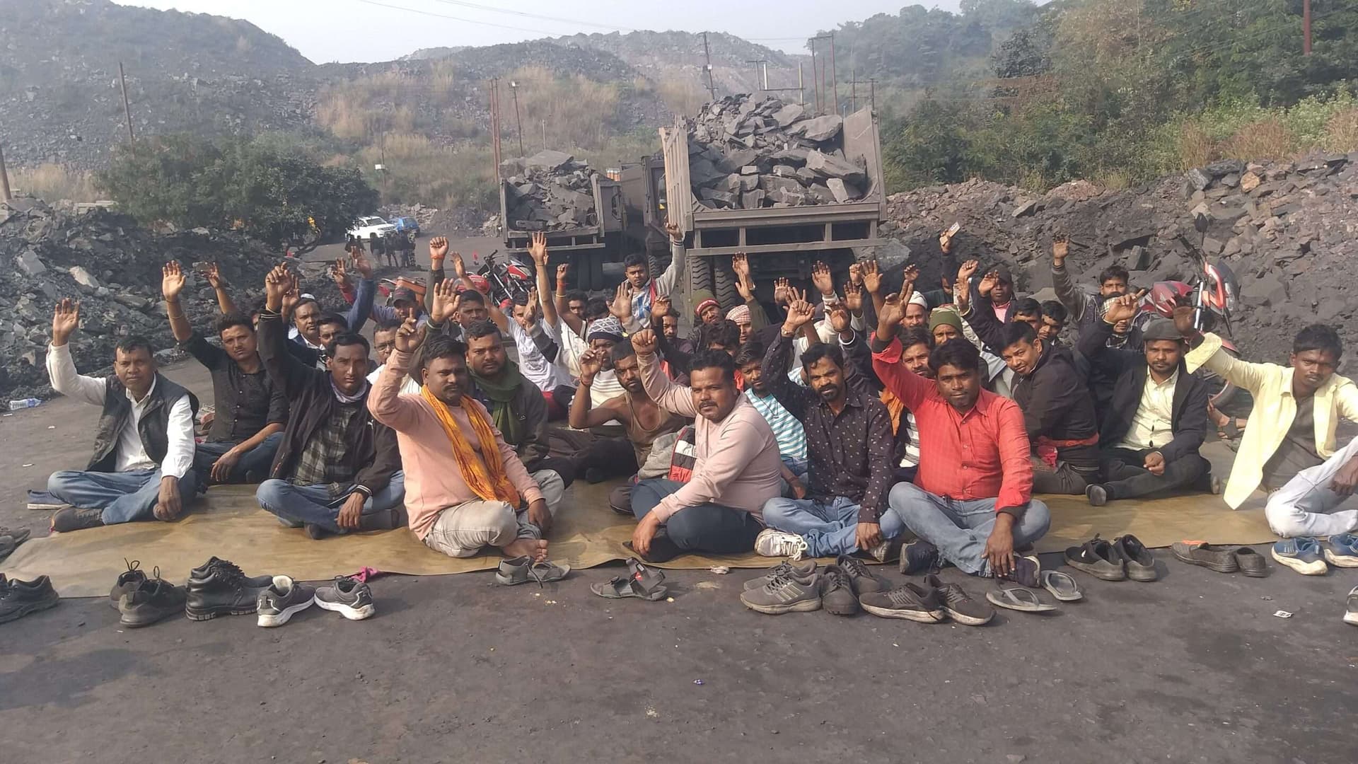 Bokaro News : रोजगार की मांग को लेकर परियोजना का काम रोका