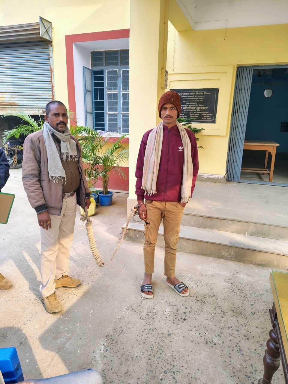 लोडेड कट्टा व तीन खोखा के साथ युवक गिरफ्तार, दो अन्य फरार
