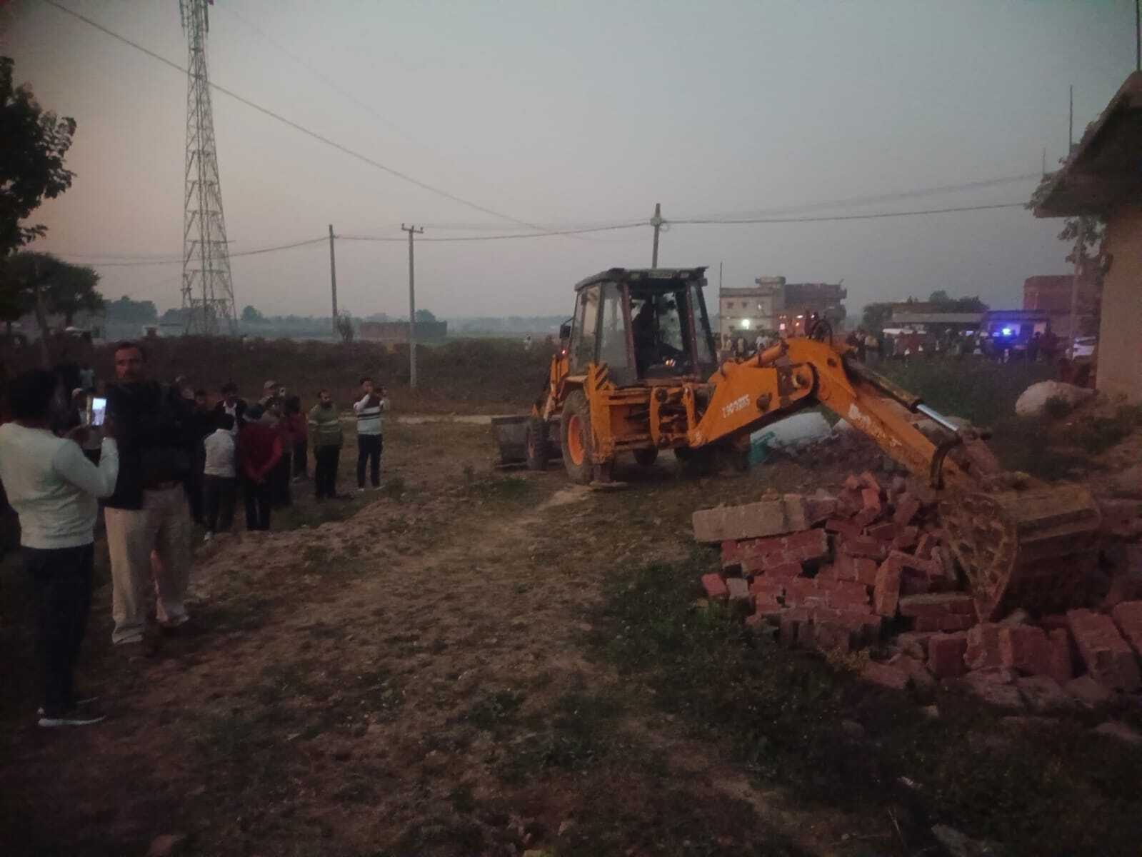 न्यायालय के आदेश पर अवैध निर्माण पर चला बुलडोजर