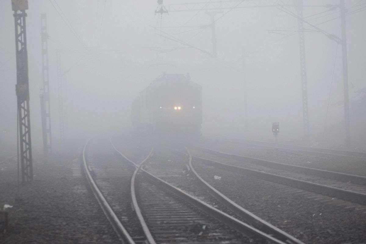 घने कोहरे के कारण धीमी की जा सकती है ट्रेनों की गति