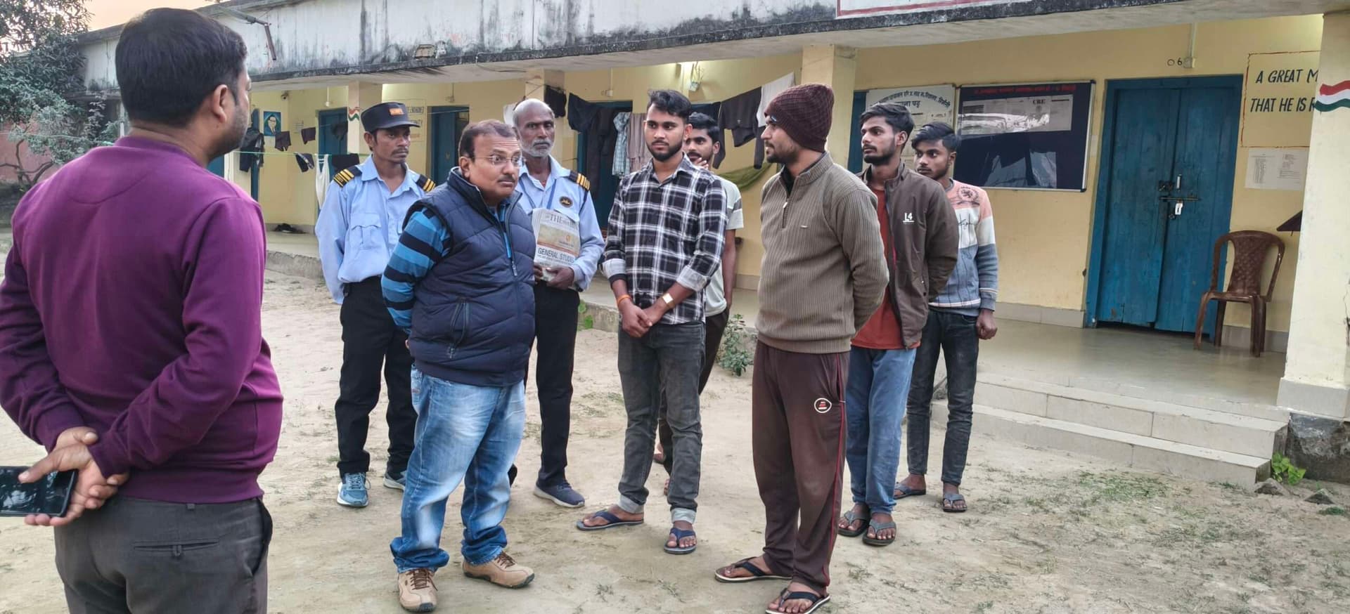 जिला कल्याण पदाधिकारी ने छात्रावास का किया निरीक्षण