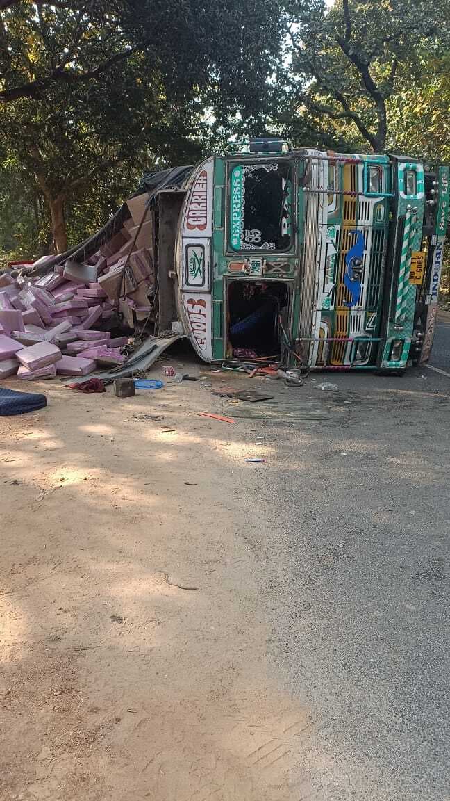 गोनोबारी मोड़ में ट्रक पलटकर दुर्घटनाग्रस्त