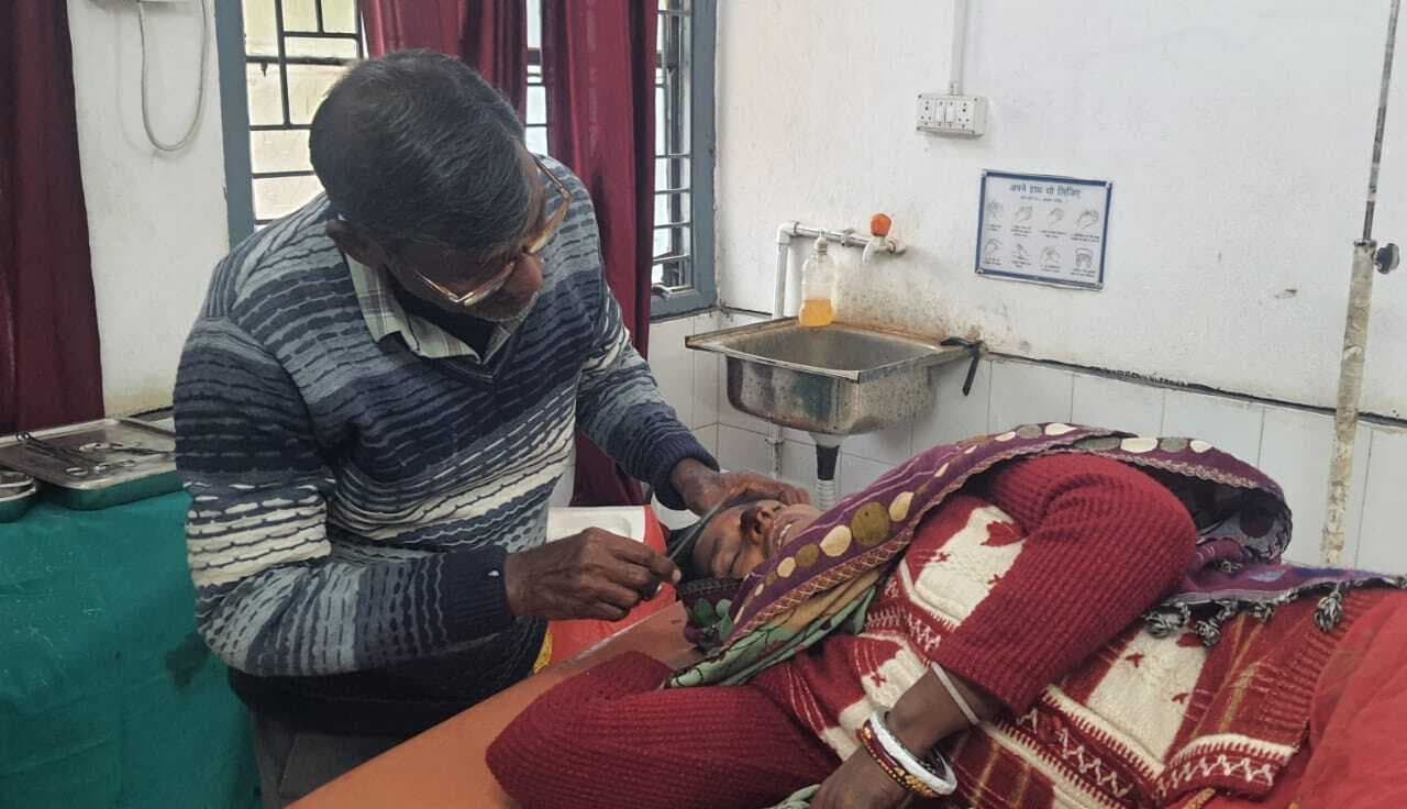 मवेशी से फसल चराने के आरोप में महिला से की मारपीट