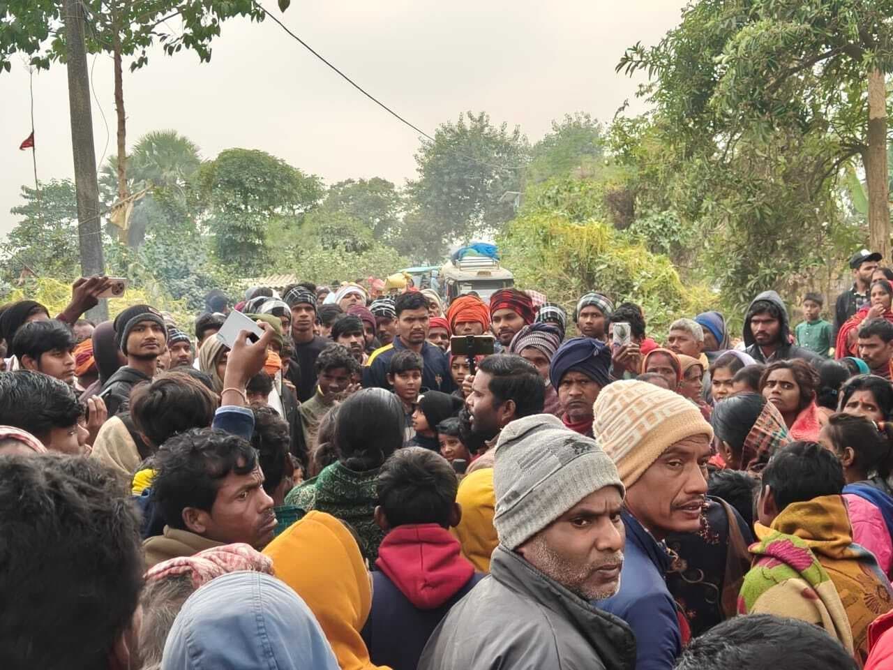 सड़क पर शव रखकर व टायर जलाकर किया घंटों सड़क जाम
