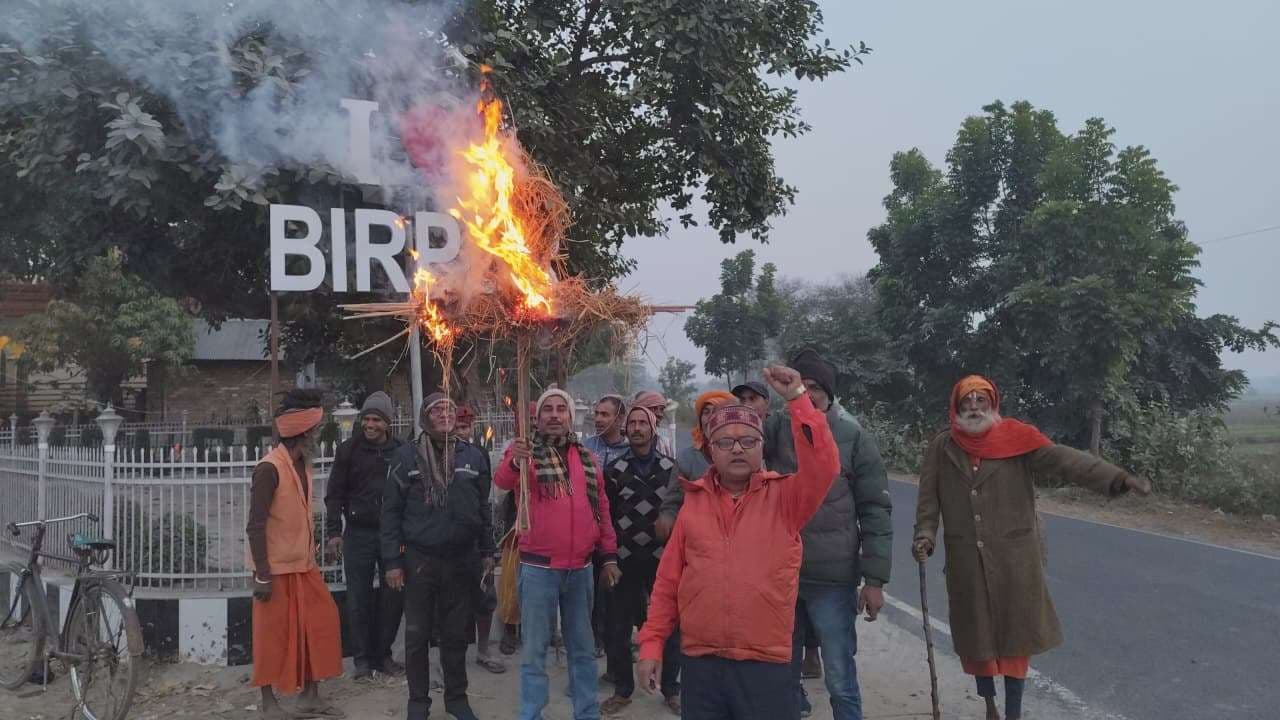बांग्लादेश के कार्यवाहक राष्ट्रपति का किया पुतला दहन