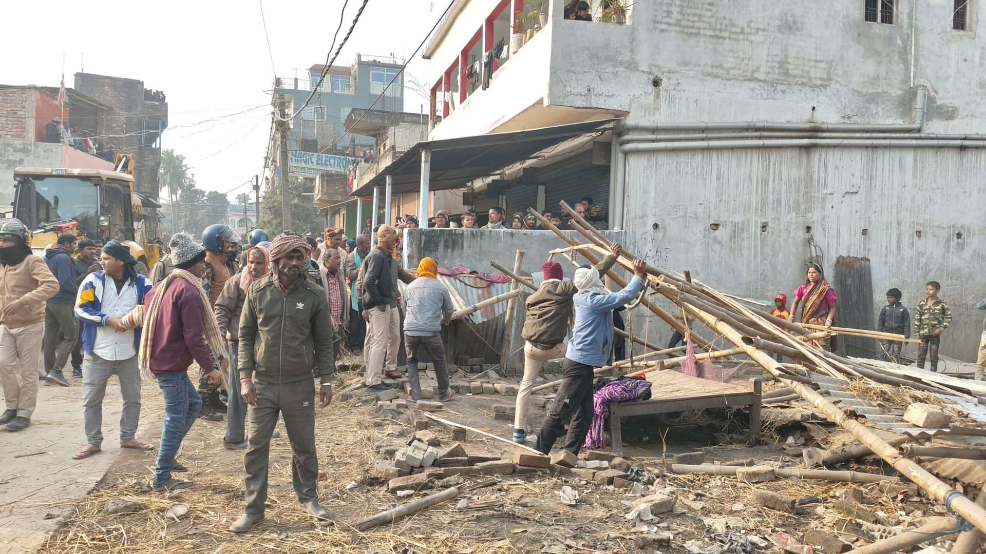 अतिक्रमण खाली कराने गये प्रशासन पर अतिक्रमणकारियों ने किया हमला, आधा अधूरा संरचना हटा लौटी प्रशासन