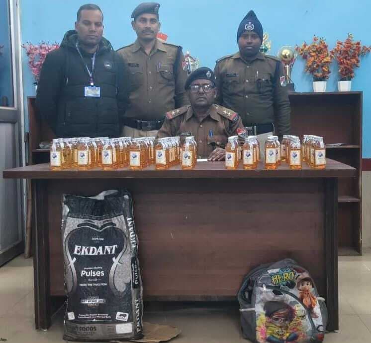 रेलवे ट्रैक से 22 लीटर देसी शराब बरामद
