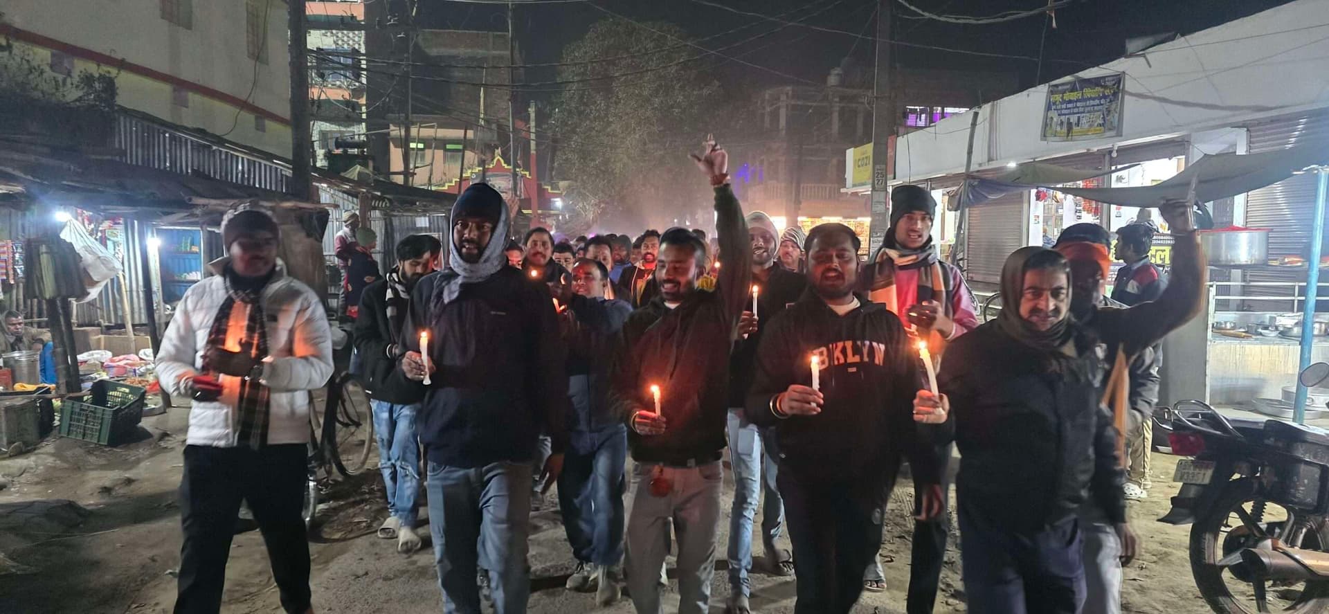 बांग्लादेश में हिंसा के विरोध में वीएचपी व बजरंग दल ने किया प्रदर्शन