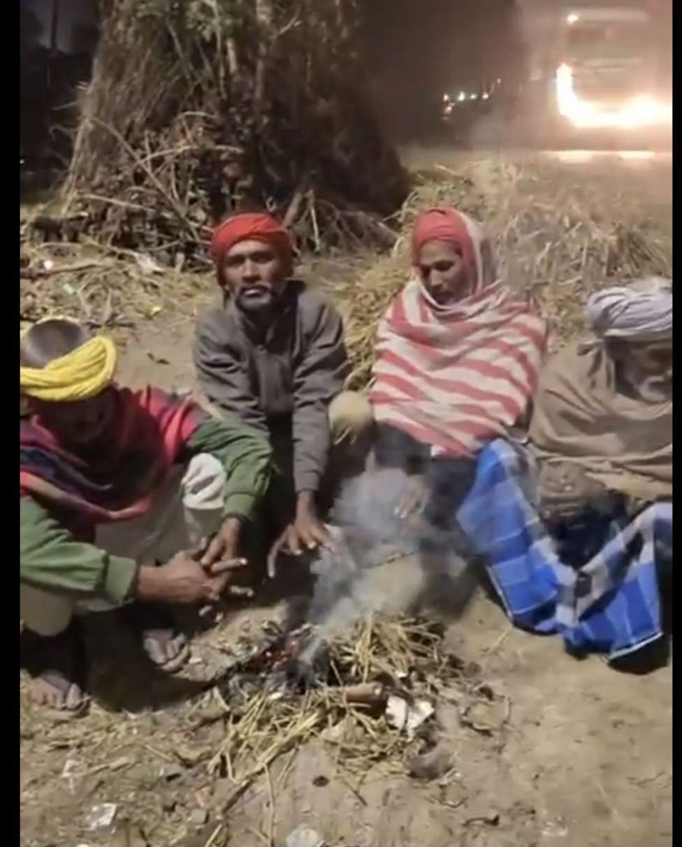 लोगों ने प्रशासन से की चौक-चौराहों पर अलाव जलाने की मांग