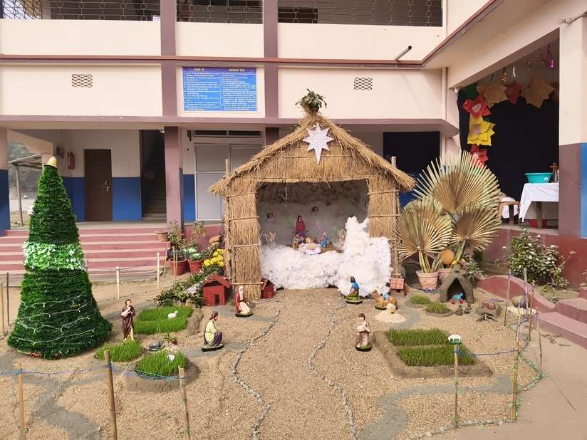 चरनी सजायी और पालना में झुलाये गये प्रभु यीशु
